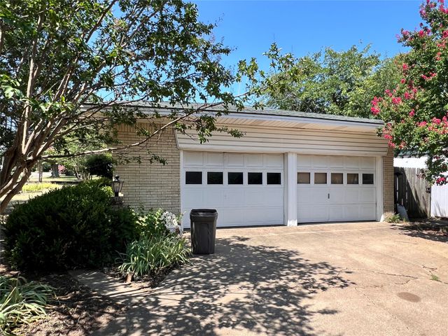 1206 Crestwood Drive, Cleburne, TX 76033