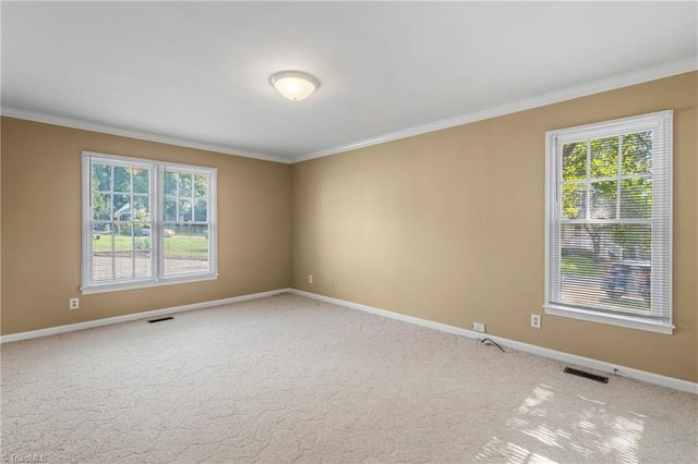 8 Barrett Place, Greensboro, NC 27455