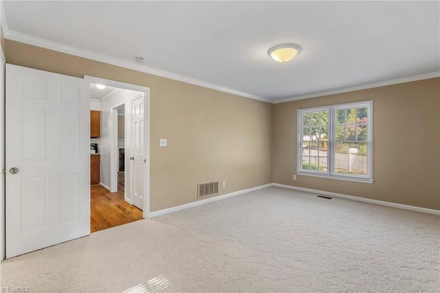 8 Barrett Place, Greensboro, NC 27455