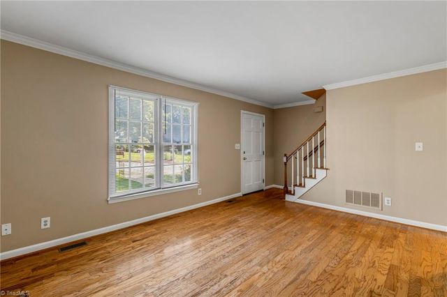 8 Barrett Place, Greensboro, NC 27455