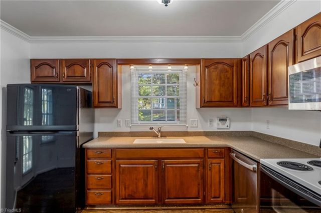 8 Barrett Place, Greensboro, NC 27455