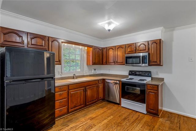 8 Barrett Place, Greensboro, NC 27455