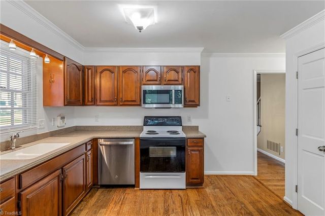 8 Barrett Place, Greensboro, NC 27455