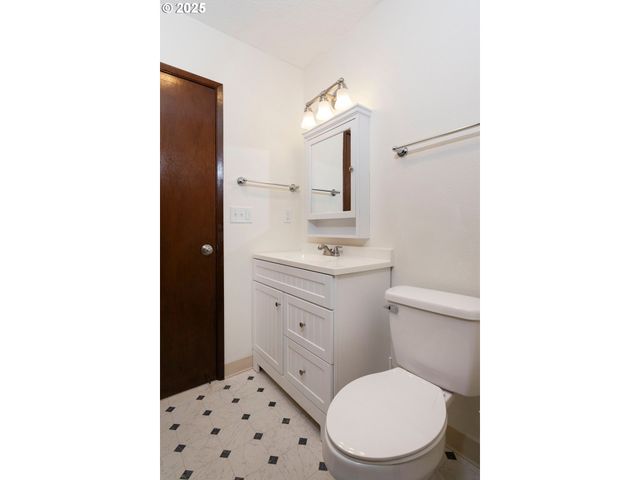 12062 Sw CONESTOGA Dr, Beaverton, OR 97008