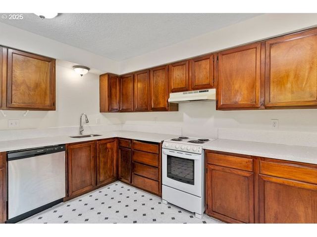 12062 Sw CONESTOGA Dr, Beaverton, OR 97008