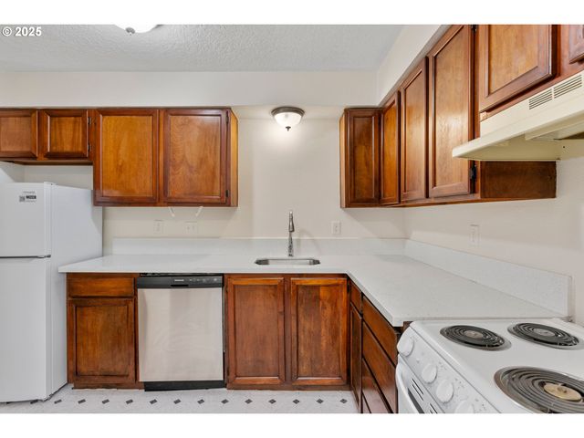 12062 Sw CONESTOGA Dr, Beaverton, OR 97008