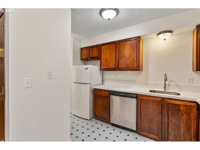 12062 Sw CONESTOGA Dr, Beaverton, OR 97008