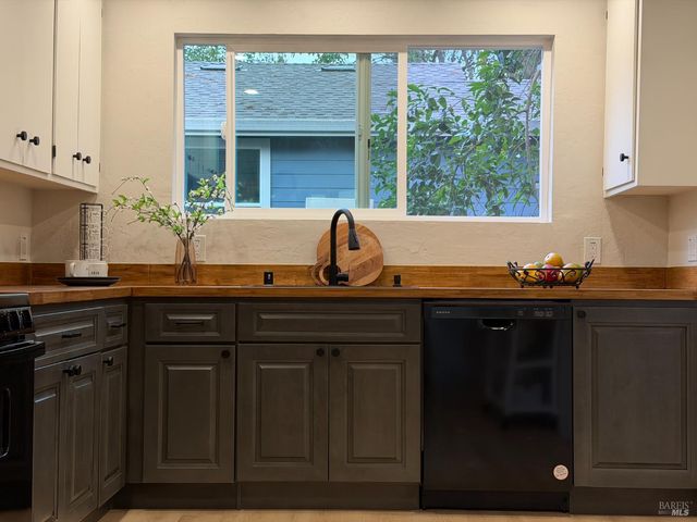 16344 5th St, Guerneville, CA 95446