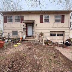 909 SE 35th TER, Topeka, KS 66605