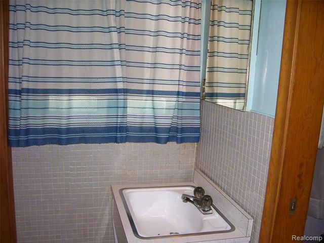 7300 Weingartz, Center Line, MI 48015