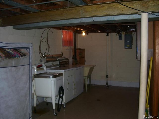 7300 Weingartz, Center Line, MI 48015