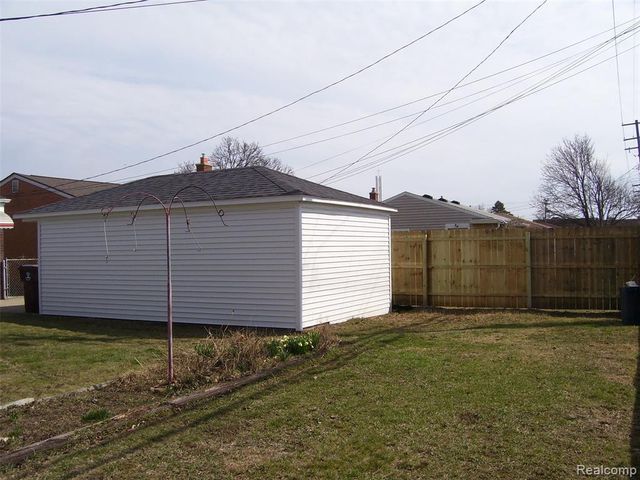 7300 Weingartz, Center Line, MI 48015