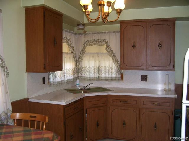 7300 Weingartz, Center Line, MI 48015