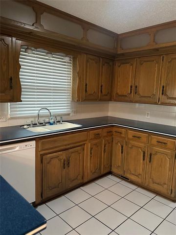 1746 W David Drive, Mustang, OK 73064
