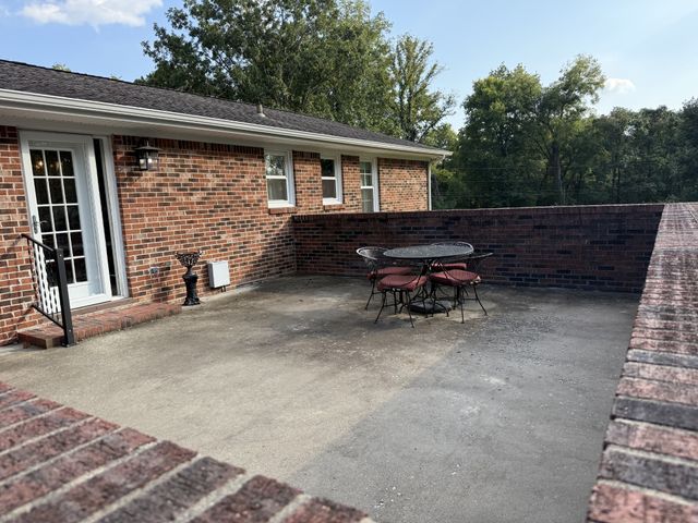 605 Crestland Dr, Columbia, TN 38401
