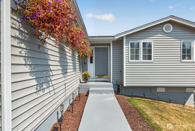 27215 Manor Place NW, Stanwood, WA 98292