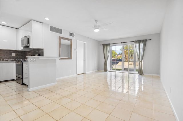 3040 NE 16th Avenue 104, Oakland Park, FL 33334