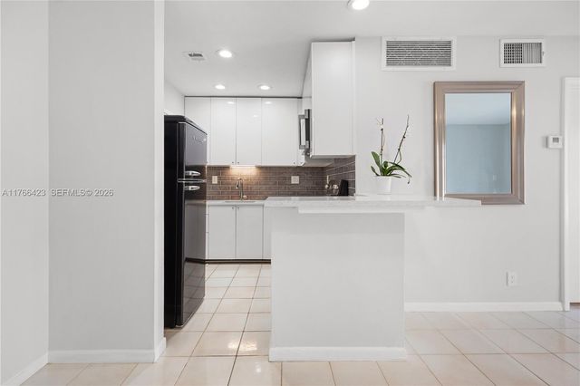 3040 NE 16th Avenue 104, Oakland Park, FL 33334