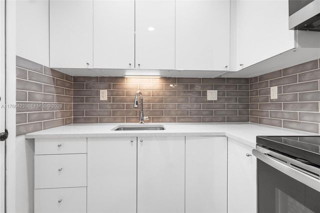 3040 NE 16th Avenue 104, Oakland Park, FL 33334