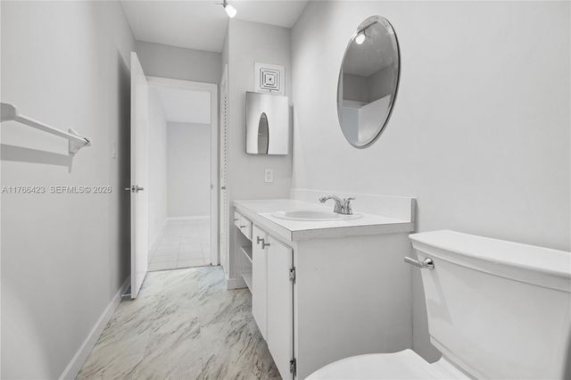 3040 NE 16th Avenue 104, Oakland Park, FL 33334