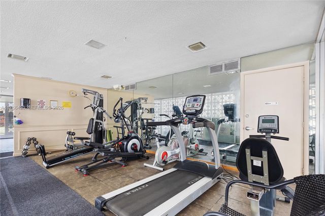 3040 NE 16th Avenue 104, Oakland Park, FL 33334