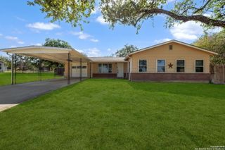 1400 windy knoll, Devine, TX 78016