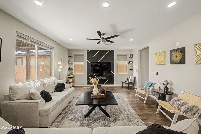 701 E LIBERTY Lane, Gilbert, AZ 85296