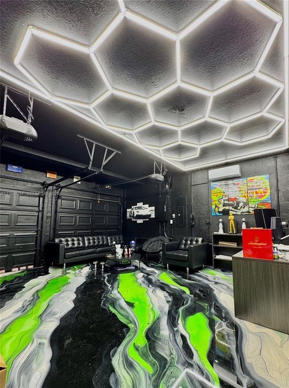 Image 14 of property listing at 15383 SW 23rd St, Miami, FL 33185