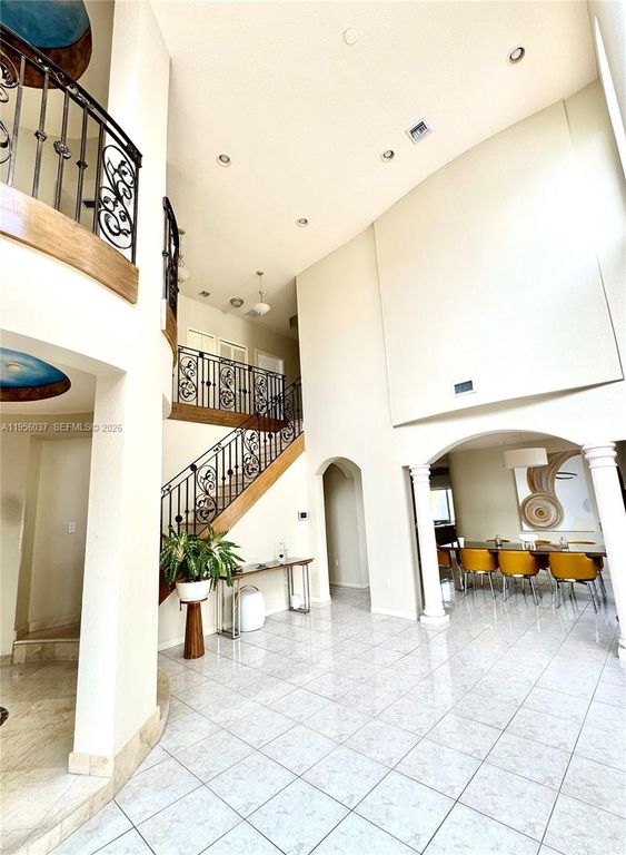 Image 4 of property listing at 15383 SW 23rd St, Miami, FL 33185