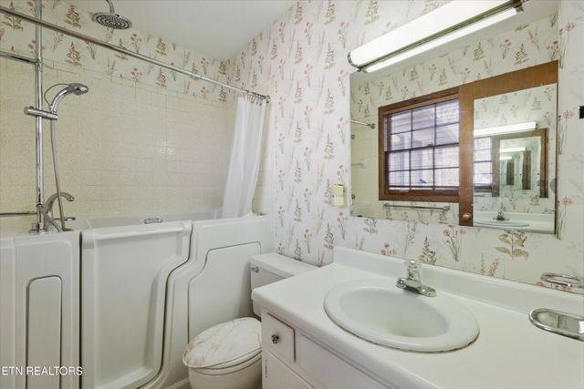 104 Windgate Rd, Oak Ridge, TN 37830