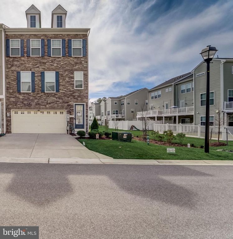 Image 1 of property listing at 8382 AMBER BEACON CIR, Millersville, MD 21108