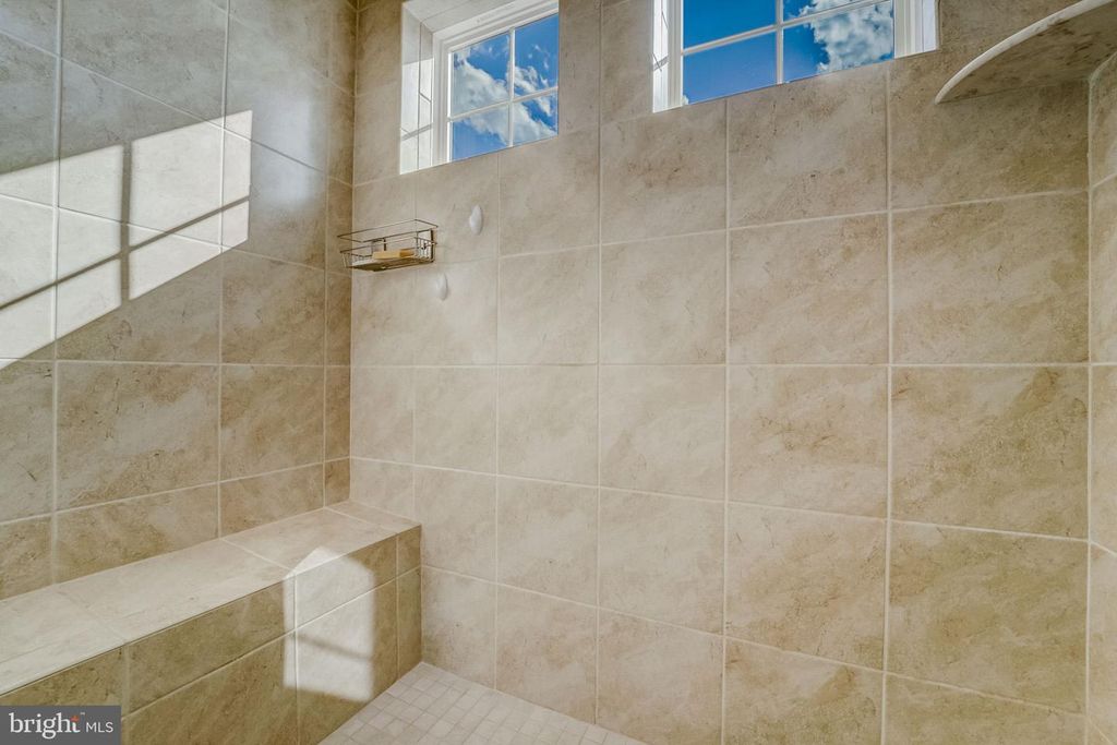 Image 10 of property listing at 8382 AMBER BEACON CIR, Millersville, MD 21108