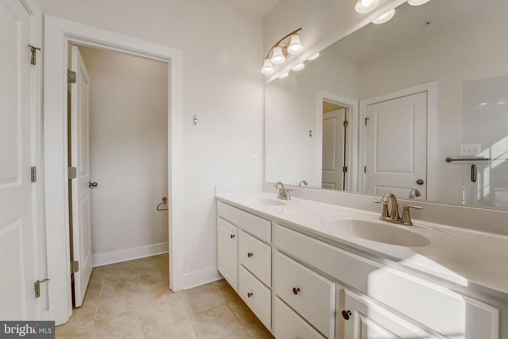 Image 11 of property listing at 8382 AMBER BEACON CIR, Millersville, MD 21108