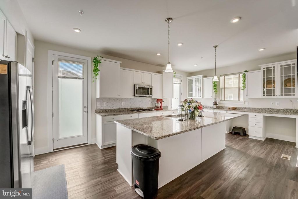 Image 4 of property listing at 8382 AMBER BEACON CIR, Millersville, MD 21108