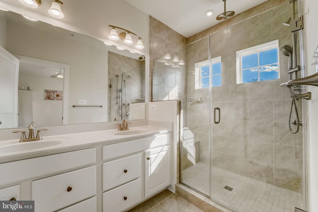 Image 9 of property listing at 8382 AMBER BEACON CIR, Millersville, MD 21108