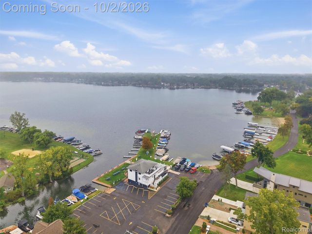 1721 Stratford Street, Sylvan Lake, MI 48320