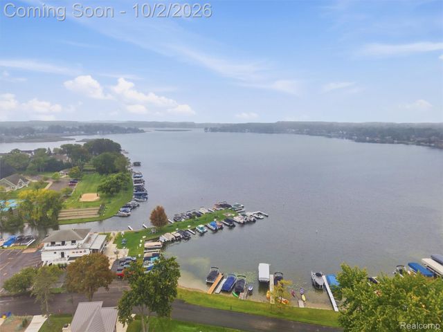 1721 Stratford Street, Sylvan Lake, MI 48320