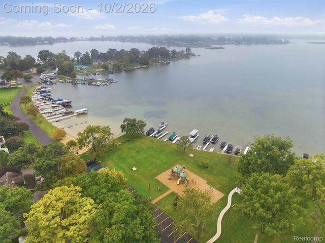 1721 Stratford Street, Sylvan Lake, MI 48320