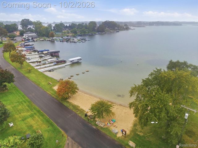 1721 Stratford Street, Sylvan Lake, MI 48320