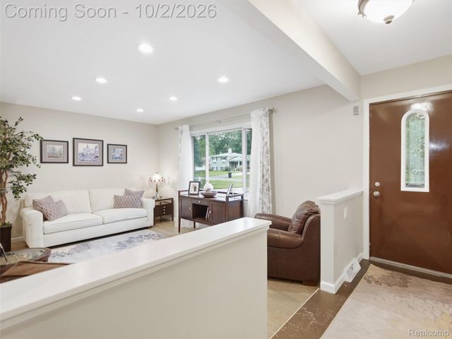 1721 Stratford Street, Sylvan Lake, MI 48320