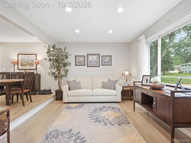 1721 Stratford Street, Sylvan Lake, MI 48320