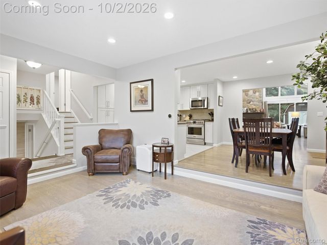 1721 Stratford Street, Sylvan Lake, MI 48320