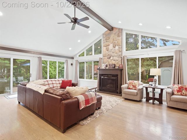 1721 Stratford Street, Sylvan Lake, MI 48320