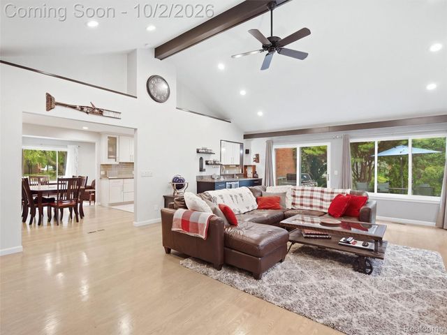 1721 Stratford Street, Sylvan Lake, MI 48320