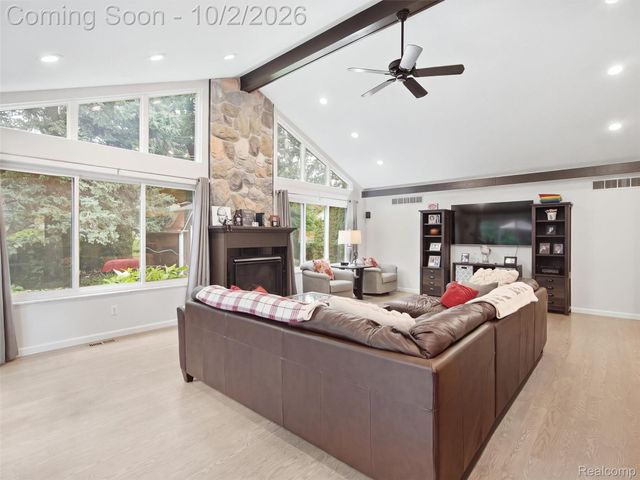 1721 Stratford Street, Sylvan Lake, MI 48320