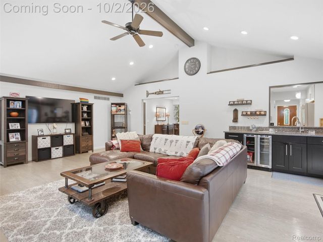 1721 Stratford Street, Sylvan Lake, MI 48320