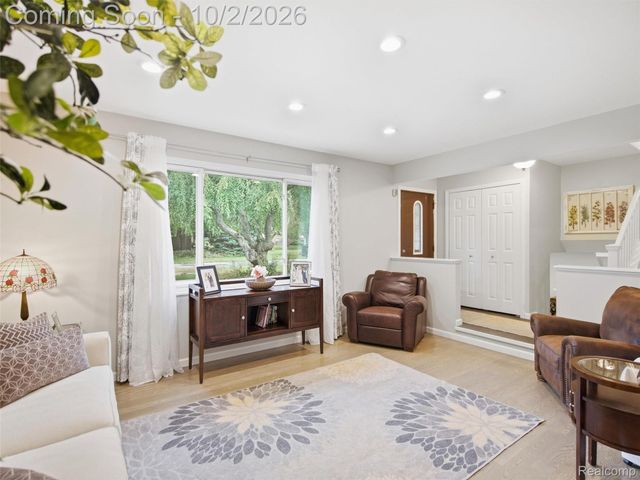 1721 Stratford Street, Sylvan Lake, MI 48320