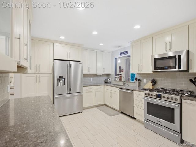 1721 Stratford Street, Sylvan Lake, MI 48320