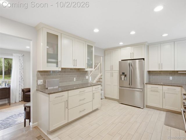 1721 Stratford Street, Sylvan Lake, MI 48320