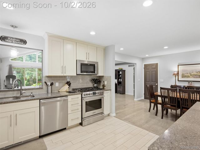 1721 Stratford Street, Sylvan Lake, MI 48320